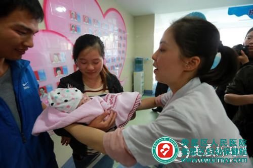 10月23日，湖南省婁底市袖珍嬰兒媽媽在婁星區(qū)婦幼保健院高興接過(guò)兒子彭安康。