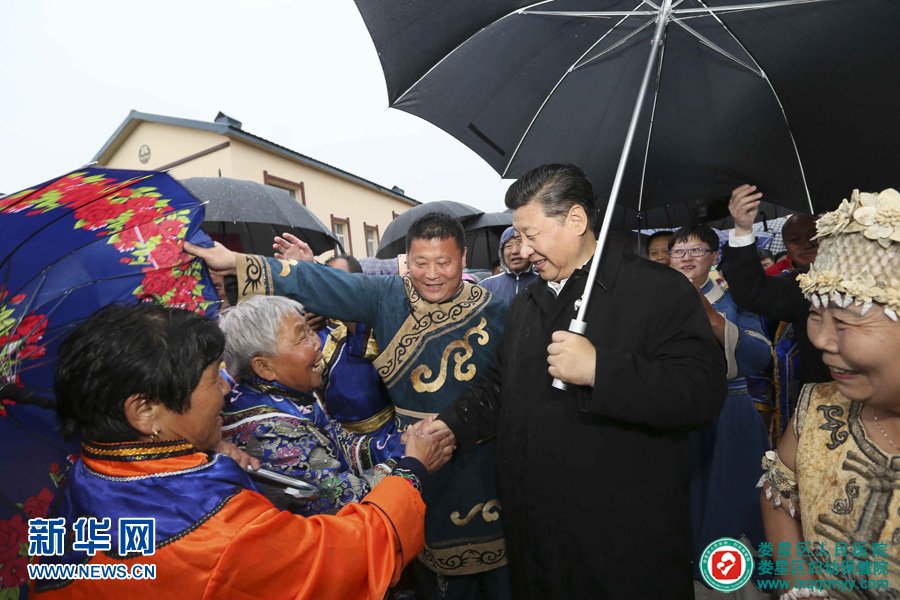 5月23日至25日，中共中央總書記、國家主席、中央軍委主席習(xí)近平在黑龍江考察調(diào)研。這是5月24日下午，習(xí)近平在佳木斯市同江市八岔赫哲族鄉(xiāng)八岔村冒雨與村民們交談。 新華社記者 蘭紅光 攝